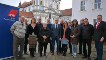 Bild: jr
Zum vierten Mal tagte die DGB-Kreiskonferenz in Waldsassen. Im Bild die Teilnehmer des Kreisverbandes und der vier Ortskartelle mit DGB-Kreisvorsitzendem Klaus Schuster (rechts), DGB-Regionssekretärin Katja Ertl (Sechste von rechts) und Waldsassens Bürgermeister Bernd Sommer (Siebter von links).