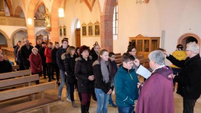 Bild: do
Die Aschenauflegung am Aschermittwoch hat im Kirchenkalender große Symbolkraft. In der Pfarrgemeinde St. Laurentius fand sie bei einer Nachmittagsandacht und am Abend nach einem feierlichen Gottesdienst statt.