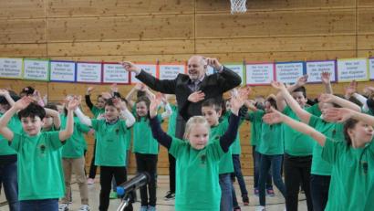 Bild: sfo
Der scheidende Rektor Ulrich Sangl tanzt gemeinsam mit den Kindern zu "I like to move it".