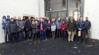 Bild: exb
Einen Rundgang durch das künftige Informations- und Begegnungszentrum Schafferhof unternahm eine Gruppe der Freien Wähler Konnersreuth um Ortsvorsitzenden und Bürgermeister Max Bindl (vorne rechts). Erläuterungen zum Gebäude und zum Bautenstand gab Architekt Gerhard Plaß (vorne, Zweiter von rechts).