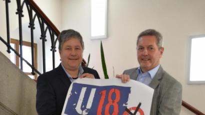 Bild: exb
Auf eine hohe Beteiligung der jungen Auerbacher hoffen (von links) Jugendbeauftragter Michael Streit und Bürgermeister Joachim Neuß.