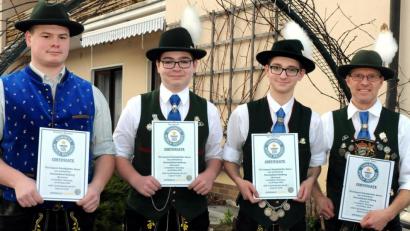 Bild: Stephan Huber
Maximilian Wichmann (von links), Manuel Pfab, Maximilian Pfab und Stefan Schmidt sind die Rekord-Plattler des Trachtenvereins Hoamatland Amberg.