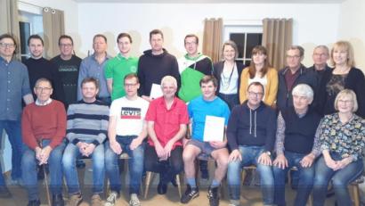 Bild: Norbert Nagelschmidt
Langjährige Mitgliedschaft und ehrenamtliche Arbeit würdigt der ASV Schwend mit Auszeichnungen. Stehend von links Erster Vorsitzender Thomas Melzer, Zweiter Bürgermeister Reinhard Kohl, Herbert Hubner, Thomas Nitzbon, Andreas Melzer, Matthias Kormann, Martin Schötz, Ramona Glaske, Doris Langner, Andreas Schötz, Konrad Schötz, Bürgermeisterin Brigitte Bachmann; sitzend von links Günter Protz, Reinhard Götz, Matthias Pilhofer, Jürgen Schwab, Willi Bleisteiner, Reinhold Schötz, Fritz Pickel und Inge Pilhofer.