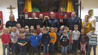 Bild: Alois Ebenschwanger/exb
Mit Feuereifer waren die Vorschulkinder aus Neunburg bei der Polizeipuppenbühne dabei. Gemeinsam befreiten sie das Kasperl von seinem Zauber, im Straßenverkehr alles falsch zu machen.
