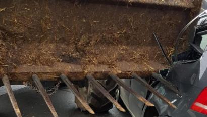 Bild: Polizei
Ein Frontlader mit Mistgabel durchbohrte in Mimbach die Seitentür eines Autos. Auf der Rücksitzbank saßen zwei neun Monate alte Babys in ihren Maxi-Cosis.