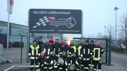 Bild: jr
Mit elf Aktiven beteiligte sich die Feuerwehr Konnersreuth an einem Fahrsicherheitstraining auf dem Sachsenring. Eingeladen dazu hatte die Partnerwehr aus Wüstenbrand. Im Bild die Konnersreuther Teilnehmer um Kommandant Stefan Kreuzer (stehend, links) und Vorsitzenden Sven Jäger (hockend, Zweiter von links) mit den Gastgebern.