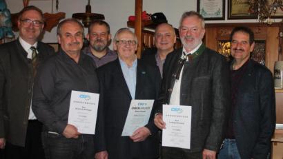 Bild: exb
Heinrich Reitinger, Alfons Kramer und Ludwig Dirscherl (mit Urkunde, von links) wurden für langjährige Mitgliedschaft im CSU-Ortsverband geehrt. Dazu gratulierten (hinten, von links) MdL Alexander Flierl, stellvertretender Vorsitzender Wolfgang Schwab, Bürgermeister Walter Schauer und Ortsvorsitzender Josef Reitinger.