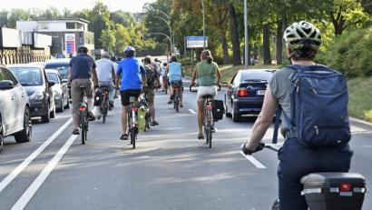 Bild: Petra Hartl
Radler und Autos, gleichberechtigt nebeneinander auf dem Altstadt-Ring: Momentan geht das nur bei den Radler-Demos „Critical Mass“ (Archivbild). Die gerechte Aufteilung des vorhandenen, begrenzten Platzes unter allen Verkehrsteilnehmern war ein Thema bei der Podiumsdiskussion von AZ und Wirtschaftsjunioren mit den Amberger OB-Kandidaten.