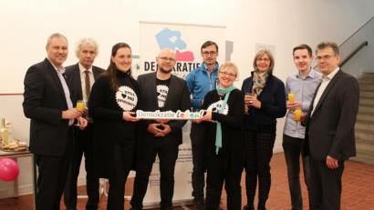 Bild: sfo
In Tirschenreuth gibt es jetzt ein neues Regionalbüro der "Partnerschaft für Demokratie". Bei der Eröffnung waren (von links) Vorsitzender des Kreisjugendrings Jürgen Preisinger, Landrat Wolfgang Lippert, die bisherige Koordinatorin für "Demokratie leben!" im Landkreis Franziska Tauber, Projektleiter "Demokratie leben in der Mitte Europas" Stefan Denzler, Integrationslotse David Runschke, die neue Koordinatorin Jennifer Scheffler, Sprecherin des bisherigen Begleitausschusses Theresia Kunz, Jugendforum-Sprecher Fabian Ernstberger und Walter Brucker, der federführend für „Demokratie leben!“ im Amt ist.