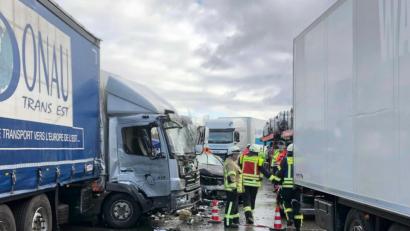 Bild: Bauernfeind/News5/dpa
Beschädigte Fahrzeuge stehen an einer Unfallstelle auf der Autobahn 6. Bei der Unfall-Serie zwischen Alfeld und Altdorf waren im Schneetreiben mehrere Lkw und Autos beteiligt.