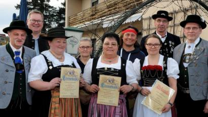 Bild: Stephan Huber
Vorsitzender Peter Baringer (von links) und OB Michael Cerny zeichnen gemeinsam mit Gauvertreter Wolfgang Bittner (von rechts) und Gebietsvertreter Eckehard Papenfuß treue Mitglieder des Trachtenvereins Hoamatland aus.