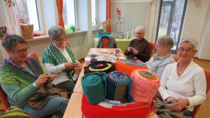 Bild: adj
Einmal im Monat trifft sich die Strickrunde in der Pfarr- und Gemeindebücherei.