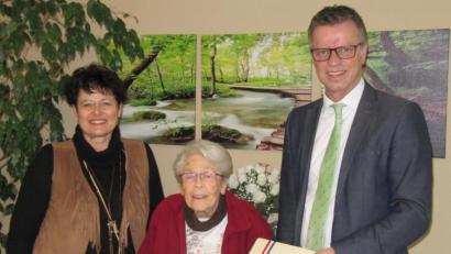 Bild: fg
Zum 90. Geburtstag gratulieren Annemarie Plach (Mitte) Bürgermeister Hermann Falk und die Leiterin des Barbaraheims, Astrid Geitner.