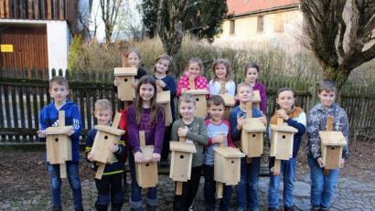 Bild: bjp
Stolz präsentieren die Jungen und Mädchen der „Spatzen“-Grundschülergruppe in der Trabitzer LBV-Sektion ihre selbst gebauten Vogelhäuschen.