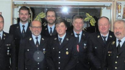 Bild: ads
Neuwahlen bei der Feuerwehr Krondorf-Burgstall (von links): Kreisbrandinspektor Martin Schmidt, Kreisbrandmeister Marco Weiß, der stellvertretende Kommandant Andreas Amann, der scheidender Kommandant Helmut Götz, stellvertretender Vorsitzender Markus Stauber, der neuer Kommandant Florian Dotzler, Vorsitzender Peter Hofmann, der scheidender Vize-Kommandant Richard Ammer, Kreisbrandrat Fredi Weiß und Bürgermeister Hermann Falk.