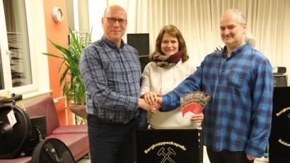 Bild: cog
Per Handschlag besiegeln (von links) Steffen Weber, der Leiter der Städtischen Sing- und Musikschule, Alexandra Ottmann, Vorsitzende des Fördervereins der Bergknappenkapelle und Kapellmeister Gerhard Böller ihre Kooperation.
