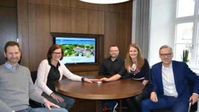 Bild: pz
Beim symbolischen Start der neuen Stadt-Waldsassen-Internetseite im Bürgermeisterzimmer mit dabei waren (von links) Stephan Andörfer, Inge Frank, Christian Walter, Stephanie Ernstberger und Bürgermeister Bernd Sommer.