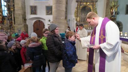 Bild: jzk
„Bedenke, dass du Staub bist und zum Staub zurückkehrst“, sagten Pfarrer Thomas Kraus und Gemeindereferent Jochen Gößl, als sie das Aschenkreuz auf die Stirn der Kinder zeichneten.