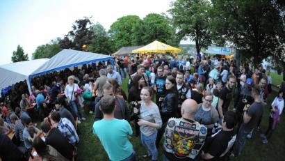 Bild: Andreas Brückmann
Volle Hütte am Hohenkemnather Dorfplatz. Die Hohenkemnather Reservisten freuen sich auch in diesem Jahr wieder über viele Besucher bei drei Livebands.