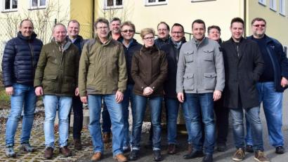 Bild: u
Interessante Informationen gab es für die SPD-Stadtratskandidaten beim Ortstermin mit der Vereinsspitze des TuS Schnaittenbach. V. l.: Thomas Kumeth, Gerhard Heindl (Vors. Geflügelzuchtverein), Holger Krügelstein, Gerald Dagner (TuS-Vorsitzender), Matthias Kick (Kirchenpfleger Holzhammer), Franz Schumann (Gesamtjugendleiter TuS), Kerstin Maunz (stellv. TuS-Vorsitzende), Günter Schuller, Christian Hartmann (Betriebsratsvorsitzender AKW), Uwe Bergmann (2. Bürgermeister), Ute Pirke, SPD-Ortsvorsitzender Daniel Hutzler und Manfred Kick.