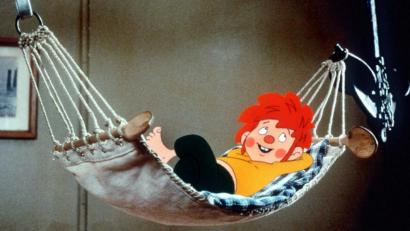 Bild: Fotoreport ARD/Ard/dpa
Die Zeichentrickfigur Pumuckl macht es sich in einer Szene aus "Pumuckls Abenteuer" 1999 in der Hängematte gemütlich.