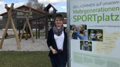 Bild: exb
Bürgermeisterin Sonja Meier ist stolz auf den Spielplatz in Schneeberg, auf dem Alt und Jung gemeinsam Zeit verbringen.