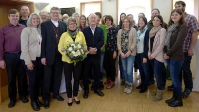 Bild: gac
Gerda Donhauser (vorne, mit Blumen), wird von Dekan Karlhermann Schötz (links daneben) und den Mitarbeitern des Evangelischen Dekanats verabschiedet.