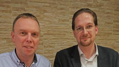 Bild: nm
Roman Schell (links) und Holger Bannert brachten nicht nur kommunalpolitische Themen sondern auch Heringe und Erdäpfel auf den Tisch.