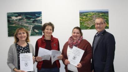 Bild: sam
Die stellvertretende Seniorenbeauftragte Erika Müllner, Seniorenbeauftragte Marga Kraus, Franziska Haas und Bürgermeister Erwin Geitner (von links) mit dem neuen Programm.