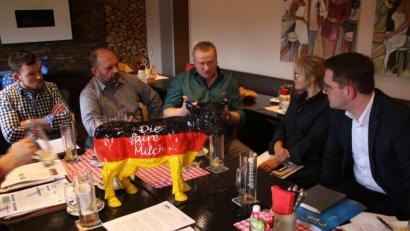 Bild: jrh
Europa-Abgeordneter Christian Doleschal (rechts) lauscht den Botschaften des BDM-Chefs Werner Reinl (Mitte).