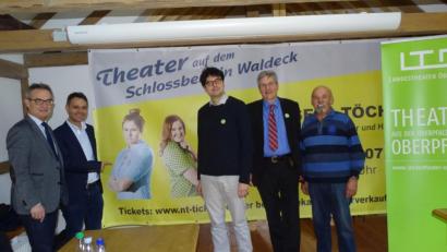 Bild: hl
Bürgermeister Werner Nickl (von links) und Leonhard Zintl sowie Georg Wagner (von rechts), Wolfgang Meidenbauer und Till Rickelt freuen sich auf die Vorführungen von „Kohlhiesl’s Töchter auf dem Waldecker Schloßberg.