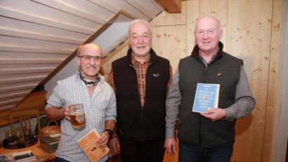 Bild: wro
Den ersten Preis beim Bilderrätsel, das in Band 27 „Wir am Steinwald“ vorgestellt wurde sicherte sich Jochen Weidner aus Pullenreuth. Zum 2. Preis gratulierte Vorsitzender Norbert Reger dem Friedenfelser Fotograf und Naturfreund Siegfried Steinkohl (im Bild von rechts).