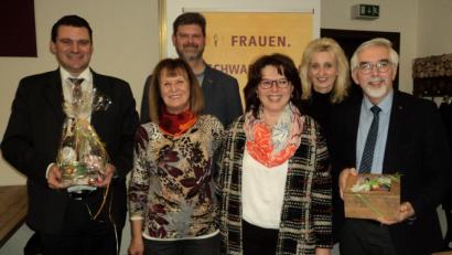Bild: ksi
Das Frauen-Union-Team mit Christine Scherer (vorne von links), Vorsitzender Christiane Scherer und Tatjana Faderl dankten den Referenten Landrat Thomas Ebeling (links), Manfred Rodde (rechts) und CSU-Bürgermeisterkandidaten Wolfgang Prebeck für ihre Beiträge beim politischen Aschermittwoch.