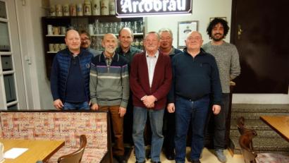 Bild: gi
Die Züchter Josef Bäumler, Josef Huber, Albert Gollwitzer, Hans Irlbacher, Erwin Voit, Manfred Kühn, Johann Bäumler und Adil Lazaa Rhoani (von links) freuen sich über ihre Leistungen.