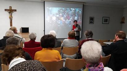 Bild: Annemarie Schraml/exb
Dank moderner Möglichkeiten wurde das Treffen der Fokolarbewegung zu einer kleinen Weltreise.	Bild: Annemarie Schraml/exb