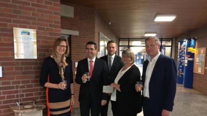 Bild: ihl
Der Förderverein hat mit Unterstützung der Sparkasse einen Trinkbrunnen realisiert. Vorsitzende Johann Baumann, Sparkassen-Gebietsleiter Günter Süß (von links) und Schulleiter Christian Schwab (rechts) genehmigen sich einen Schluck aus dem Trinkbrunnen. Mit im Bild Vorstandmitglied Hubert Pamler und die Schriftführerin des Fördervereins Monika Simon.