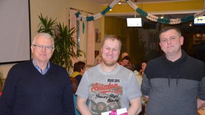 Bild: fjo
Für seine langjährige Treue zum Unternehmen ehren Johann Hanauer (links) und Gerald Hanauer (rechts) ihren KFZ-Meister Karl Feneis.