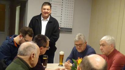 Bild: Houschka
Einkehr nach abendlicher Wanderung: Im Dürnsrichter DJK-Sportheim beantworete Bürgermeister Christian Ziegler (Mitte, stehend) die Fragen seiner Begleiter und empfahl ihnen: "WIr müssen fensterbacherisch denken".