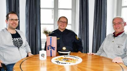 Bild: exb
Polizeihauptkommissar Markus Schmitt (Mitte) wechselt von Burglengenfeld nach Neunburg vorm Wald. Für die vertrauensvolle Zusammenarbeit bedankten sich im Burglengenfelder Rathaus Thomas Wittmann (rechts) und Wolfgang Weiß.