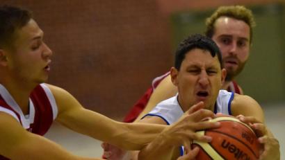 Bild: A. Schwarzmeier
Die Hamm Baskets Weiden hoffen im Heimspiel gegen Schweinfurt auf den Einsatz von Radek Jezek (weißes Trikot).