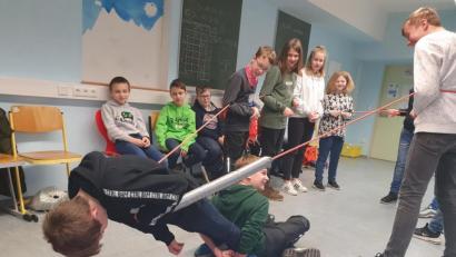 Bild: exb
In Rollenspielen und Übungen erleben die Kinder brenzlige Situationen und erfuhren in Übungen, wie sie sich in der Realität in Konfliktsituationen verhalten sollten