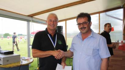 Bild: eib
Beim Integrativen Sport- und Spielfest arbeiten Josef Hellerbrand (links), Vorsitzender des SC Weiding, und Bürgermeister Manfred Dirscherl Hand in Hand. Das vielfältige Engagement des Funktionärs wurde nun mit dem Ehrenamtspreis des Bezirks gewürdigt.