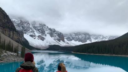 Bild: wih
Türkisblau, spiegelglatt, wunderschön. Wasser kann aber auch wild und stürmisch sein, bedrohlich. Viele unserer Freizeitbeschäftigungen finden auf oder neben Gewässern statt. Bei Hochwasser oder Tsunami wird es zur Bedrohung für Existenzen. In unserem täglichen Leben nutzen wir Wasser ganz selbstverständlich. Für andere Menschen ist der Mangel daran lebensgefährlicher Alltag.