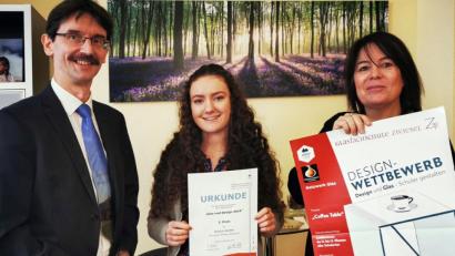 Bild: Peter Ringeisen/exb
Schulleiter Günter Jehl (links) und Lehrerin Veronika Thomann (rechts) gratulieren Gymnasiastin Jessica Gerber zu ihrem zweiten Platz.