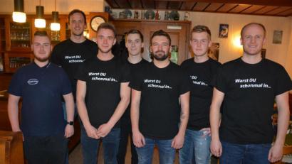 Bild: jr
Zwei Tage lang wird Mitte Juni das 90-jährige Bestehen des Burschenvereins „Gemütlichkeit“ Groschlattengrün gefeiert. Sven Forschepiepe, Festleiter Markus Böx, Christian Sommer, Lars Forschepiepe, Rene Kümmel, Andreas Wohlrab und Vorsitzender Stefan Böx (von links) bilden den Festausschuss.