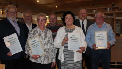 Bild: sis
Die Birgland-CSU ehrt Jubilare (von links): Erhard Nitzbon (25 Jahre), Vorsitzender Hans Süß, Hannelore Nitzbon (25 Jahre), Rudi Högner (40 Jahre), Magdalena Stief (25 Jahre), Landrat Richard Reisinger und Richard Pilhöfer (40 Jahre).