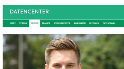 Bild: A. Schwarzmeier
Hinter dem Geburtsdatum folgt der vermeintliche Todestag: Für diese Falschmeldung hat sich der DFB nun beim Weidener Fußballprofi Dennis Lippert entschuldigt.