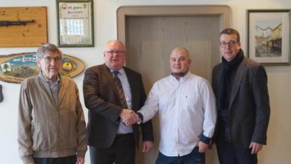 Bild: weu
Bürgermeister Heinz Weigl und die Fraktionsvertreter Christian Schneider (rechts) und Josef Lohrer (links) heißen Dominik Gradl (Zweiter von rechts) als neuen Wirt des „Eisenbarth's“ willkommen und freuen sich über die Vertragsunterschrift.