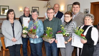 Bild: no
Ehrungen bei der Jahresversammlung (von links): Vorsitzende Gertraud Troglauer, Heinz Wannemacher, Elfriede Wannemacher, Heinz Pickel, Manfred Helmreich, Ingrid Dehling, Bürgermeister Dieter Dehling und Brigitte Helmreich.