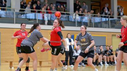 Bild: Günter Uschold (gud)
Marie Streit und ihre Mannschaftskolleginnen des HV Oberviechtach empfangen die SG Naabtal zum Lokalderby in der Gymnasiumhalle